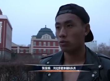 也许恰是由于有如许一段特别的糊口体验，所以他此番洗尽铅华后，演起特警来很是像模像样：对粉碎秩序的少数搭客，他虚张声势，连哄带吓，成功令之前叫唤不休的那些人噤声，敏捷不变结局面；面临拥堵人群，他不慌稳定，有条不紊，耐烦做着各类答疑或抚慰工作；当他饥渴难耐时，从地上偷偷捡起一枚乘客遗落的芒果，背过身塞到嘴里一顿风卷残云那一帧帧、一幕幕，他表示的是那末的俭朴无华、逼真天然，让人会临时健忘《新永不瞑目》里的肖童抑或《甲午年夜海战》中的光绪天子等他之前塑造的多个脚色，从而为面前这位青年特警的工作的不容易与艰辛欷歔不已。